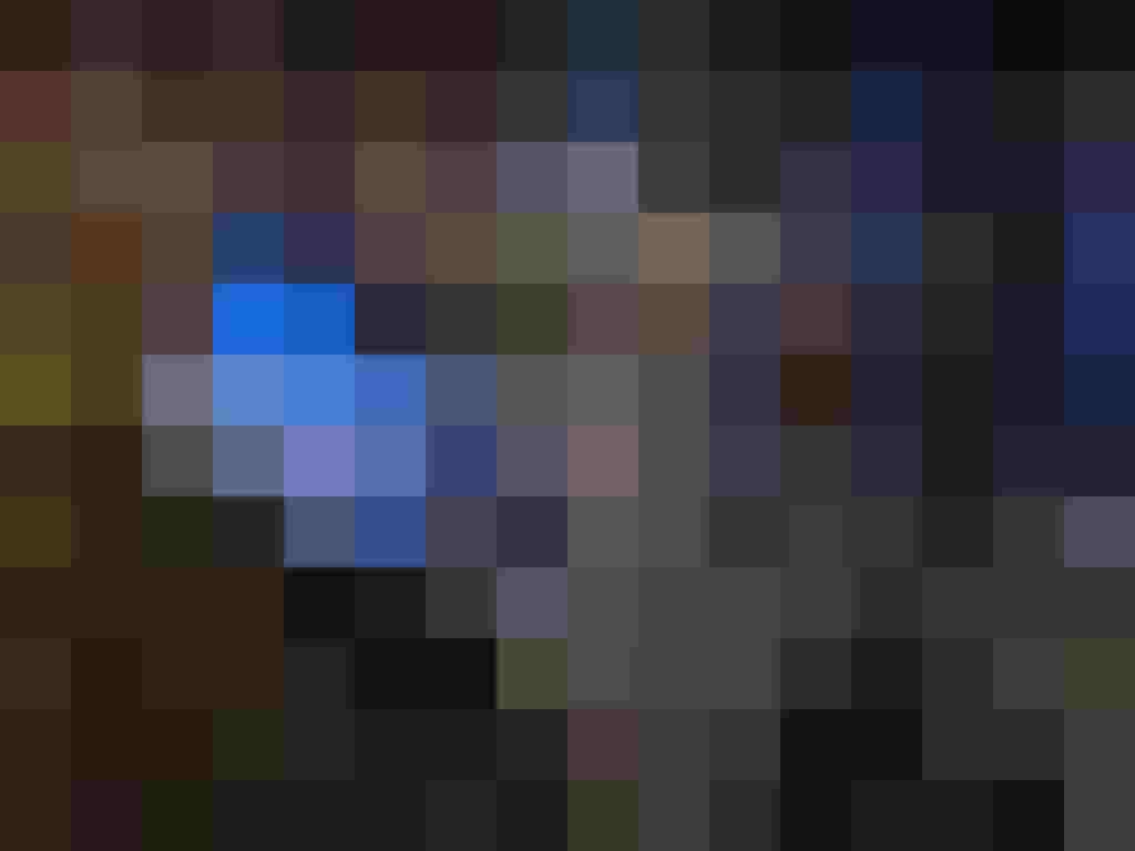 Weißer Übungswagen der Feuerwehr am Flussufer, nächtlicher Einsatz der FF Maishofen