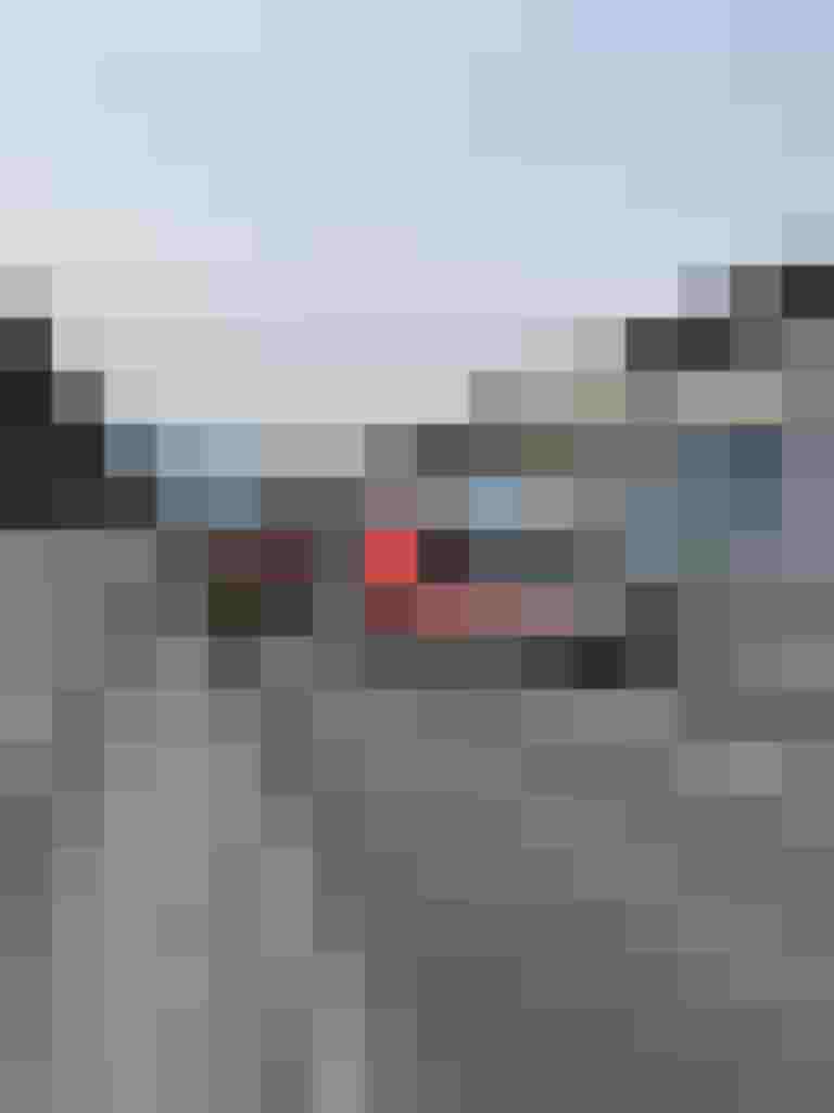 Feuerwehreinsatz und Rettungswagen auf Tunnelstraße in Maishofen, Einsatzkräfte sichern Unfallstelle