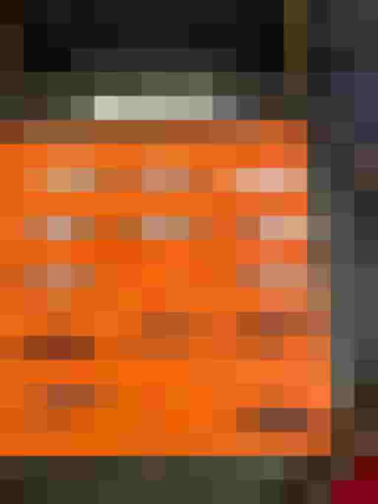 Elf silberne und fünf bronzene Feuerwehrjugend-Abzeichen auf Tablett, Schild Maishofen