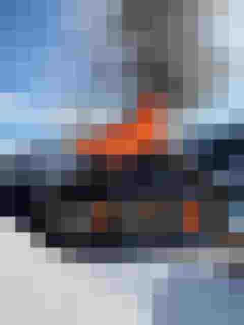 Almhütte in Hinterglemm steht lichterloh in Flammen, dichter Rauch steigt über Schneelandschaft