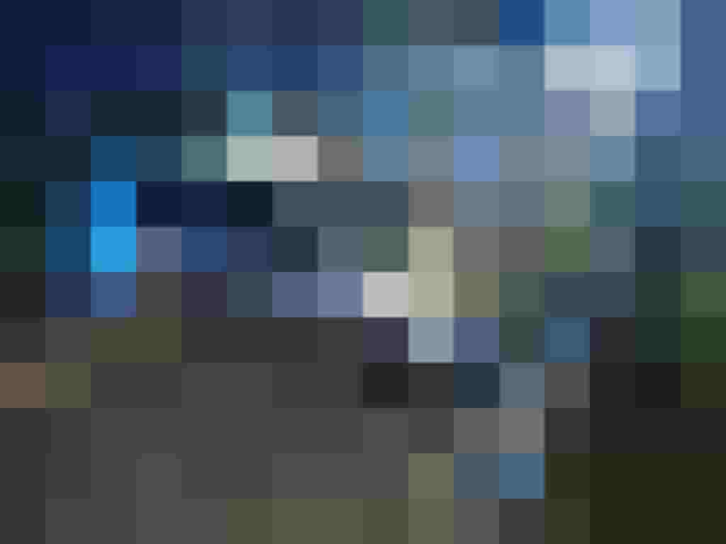 Silbernes Auto nach Unfall auf Gehweg, Feuerwehr Maishofen sichert Unfallstelle bei Nacht ab