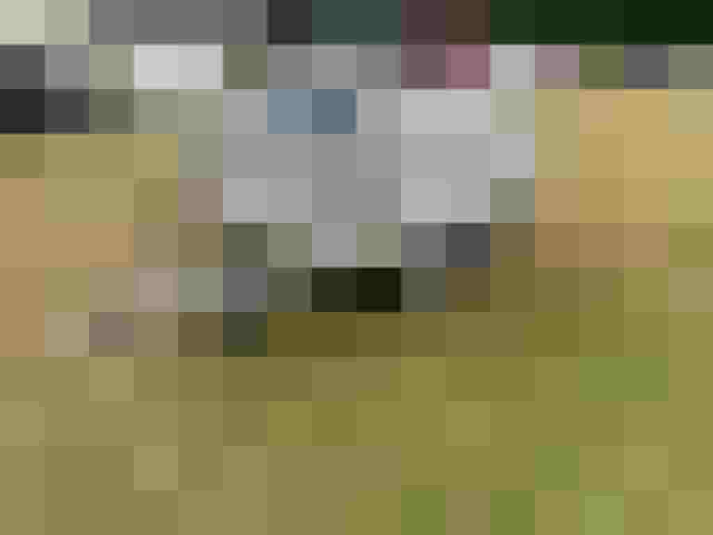 Anhänger mit gepackten Zelten auf Wiese bei Feuerwehrjugendlager Maishofen, Zelte im Hintergrund