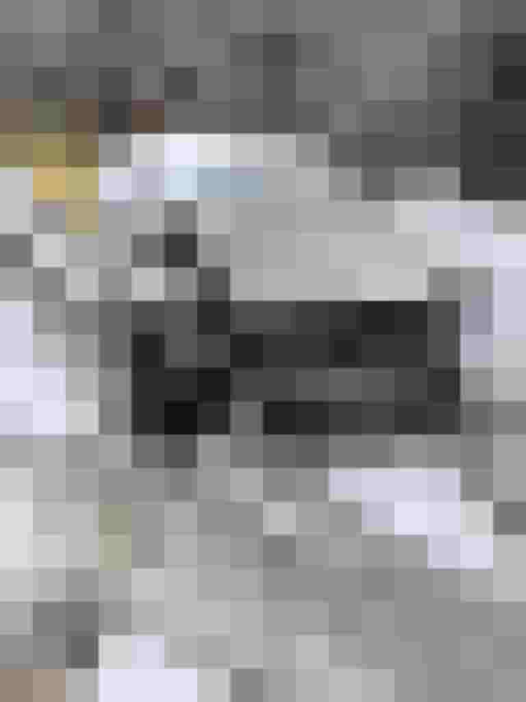 stark beschädigter PKW mit eingedrückter Front auf verschneiter Straße vor Abschleppfahrzeug