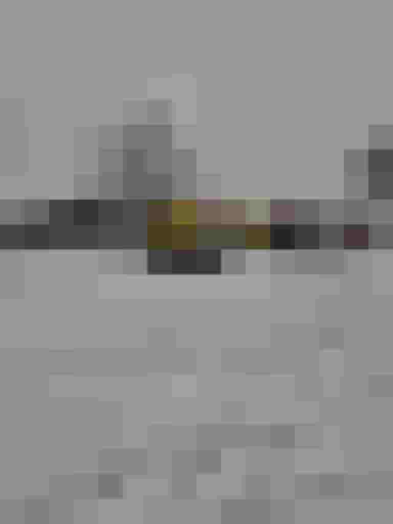 Feuerwehrfahrzeug und gelber LKW im Schnee bei einer Bergung