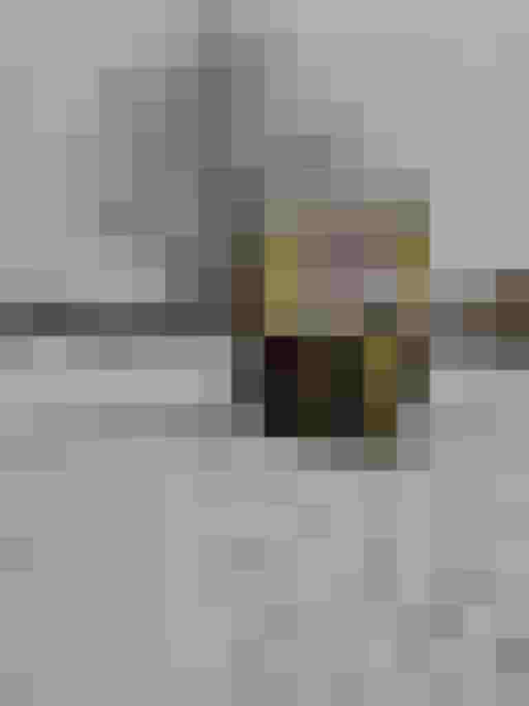 Feuerwehrkräfte sichern einen im Schnee von der Straße gerutschten LKW am Heckbereich