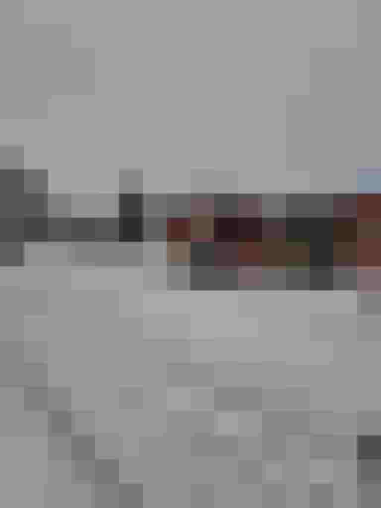 Feuerwehrfahrzeug und Einsatzkräfte bei Schneefall auf verschneiter Straße