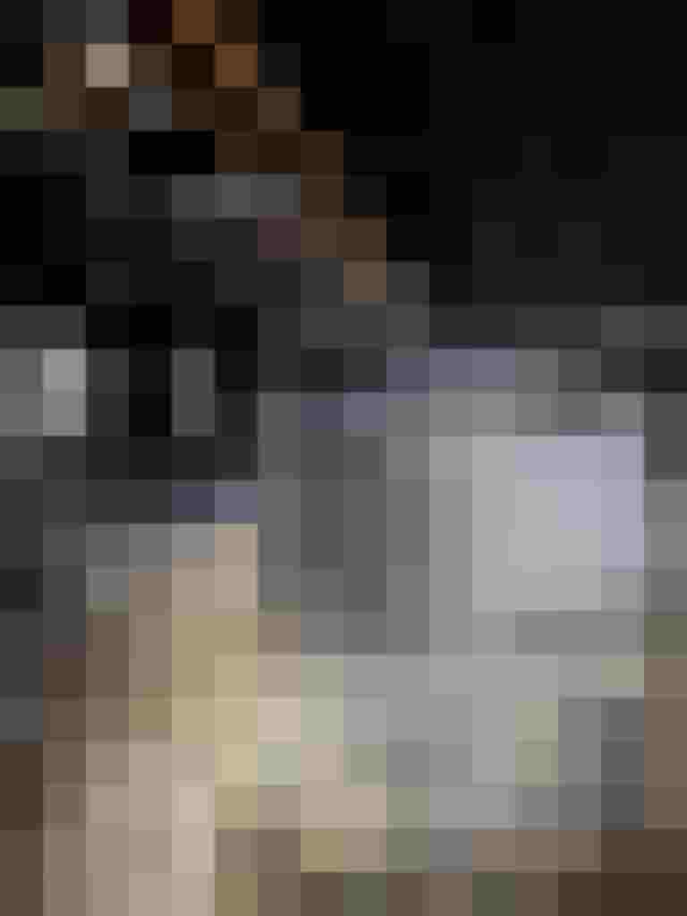 verbrannter Innenraum mit stark verrußter Decke, Schäden an Wänden und Rauchentwicklung