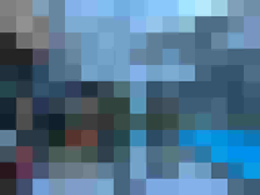 Einsatzkräfte in Schutzanzügen vor einem verrauchten Wellnessbereich neben einem Außenpool