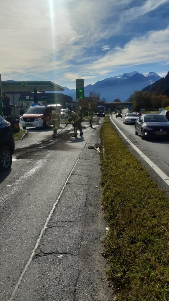 Feuerwehr Maishofen bindet Öl nach Verkehrsunfall bei BP Tankstelle, Einsatzfahrzeuge vor Ort
