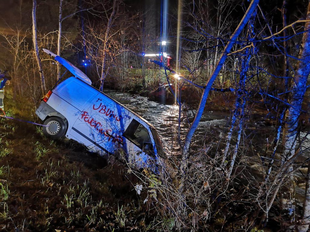 Weißer Übungswagen der Feuerwehr am Flussufer, nächtlicher Einsatz der FF Maishofen