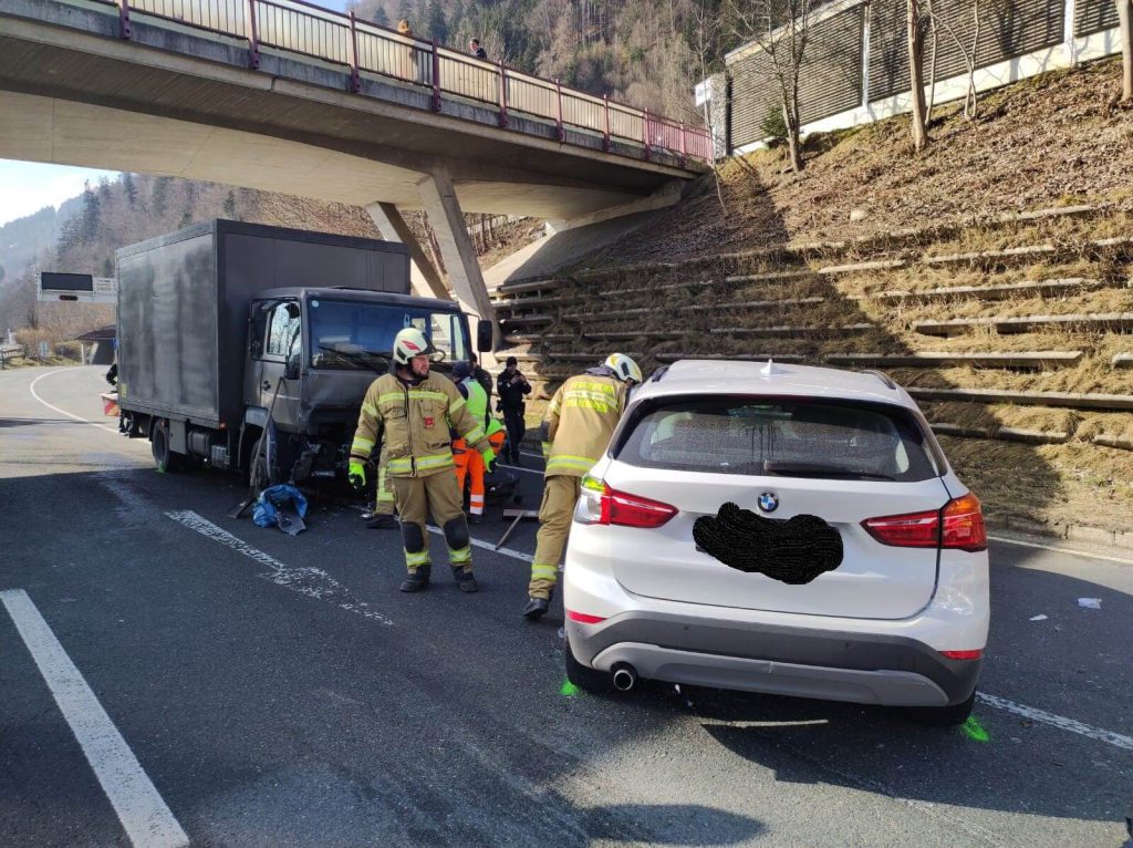 Feuerwehr Maishofen bei LKW-PKW-Unfall auf B311, Einsatzkräfte sichern und bergen