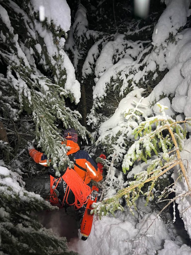 Bergrettung Maishofen-Einsatz im verschneiten Nadelwald, Ausrüstung für Snowboarder-Bergung