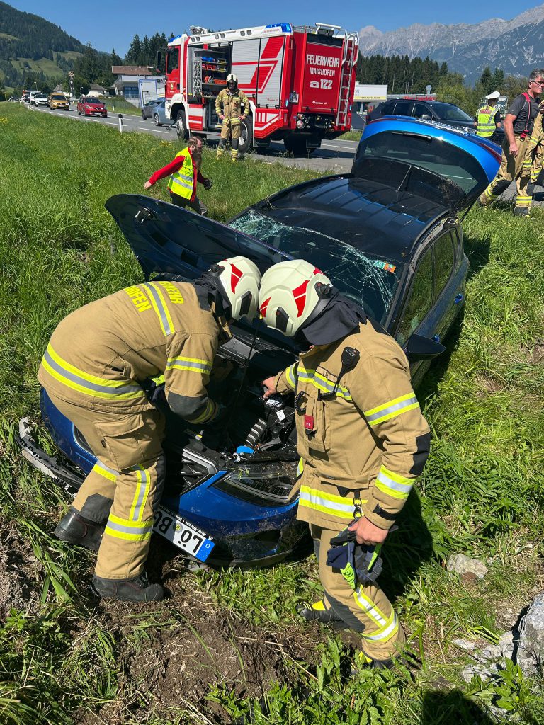 Feuerwehr Maishofen sichert verunfalltes Auto nach Verkehrsunfall auf Wiese