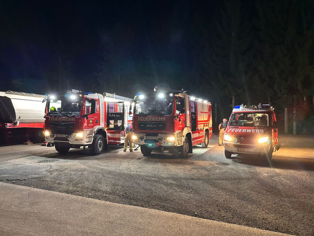 Drei Feuerwehrfahrzeuge der Freiwilligen Feuerwehr Maishofen im nächtlichen Einsatz