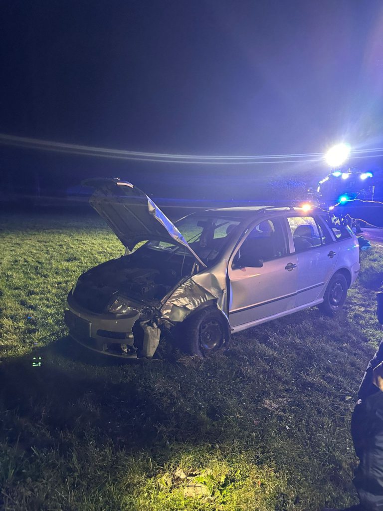 beschädigtes Auto nach Verkehrsunfall bei Nacht